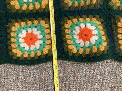 Sehr gute grüne Granny Square gehäkelte afghanische Decke Handarbeit 41” x 68” Roseanne - Bild 8 von 9