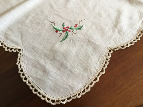 Red Robin Tablecloth Berries Holly Hand Embroidered - Picture 7 of 7