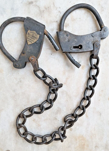 Handcuffs Well Fargo & Co Exp. Brass Logo Iron Adjustable Cuffs with Chain - 第 2/6 張圖片