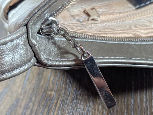 DAWLI Cuero Bandolera Cartera Bolso de Mano Metálico Dorado Cierre con Cremallera Bolsillos Hecho en EE. UU. - Imagen 9 de 12