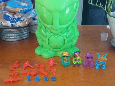 Alien Space Treasure X Toy Figures with Accessories and Green Alien Container