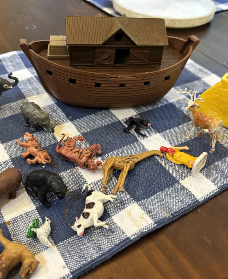 Juego Miniatura Arca de Noé con Caja De Colección Hecho en Hong Kong  Foto 4 de 4