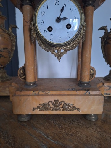 Horloge Pendule Ancienne Empire Marbre Doré Avec 2 Vases Décor Animal Aigle - Picture 3 of 24