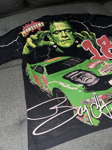 Universal Studios MONSTERS NASCAR Bobby Labonte camicia AOP stivali moderni ristampa - Foto 10 di 13