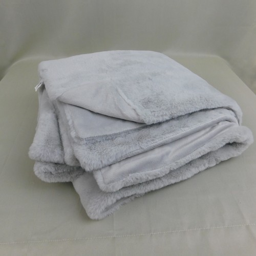 Manta reversible de piel de conejo sintética Umbral 50" x 60" gris claro #C874 - Imagen 1 de 7