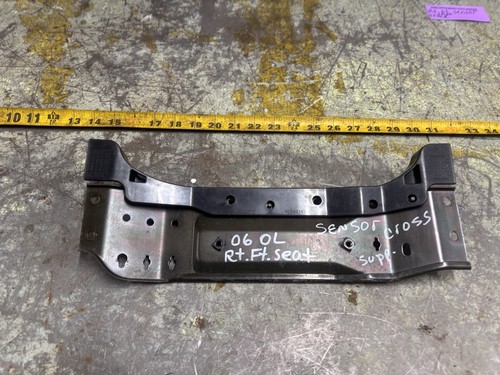 05-06 OUTLANDER  Right Pass. Side Front Seat Occupancy Module Bracket - Picture 2 of 16