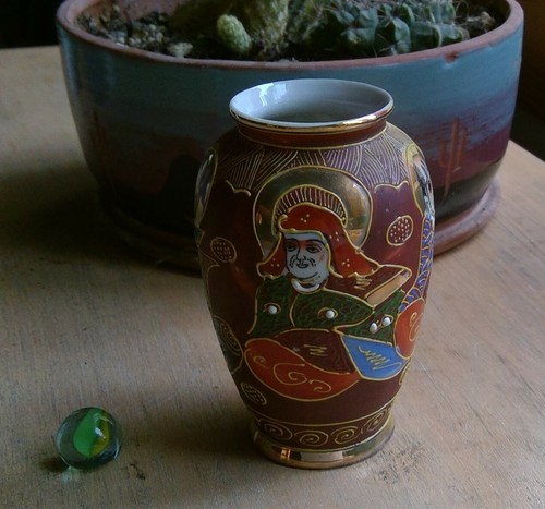 Japanese vase people texture gold signed 3.5" H 2½" D - Foto 1 di 9