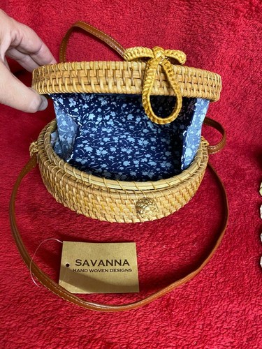 Nuevo Cartera Redonda Straw Studios Tejida a Mano Bambú y Cuero Forro Floral Azul - Imagen 6 de 6