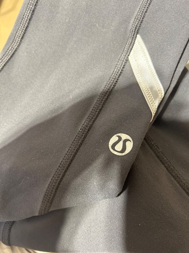 Lululemon Women Size 6 Black Capri Leggings Hole - Picture 6 of 7