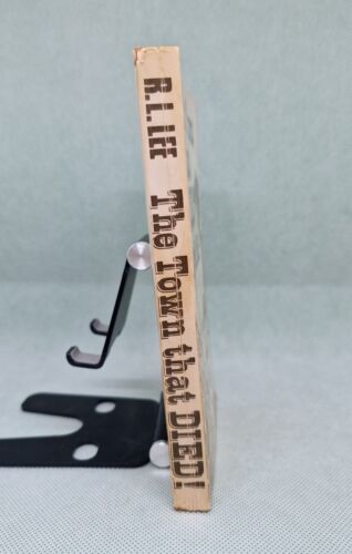 The Town That DIED! - R.L.Lee: 1975 Paperback, ISBN; 9780950393407. Ultra Rare - Imagen 3 de 12