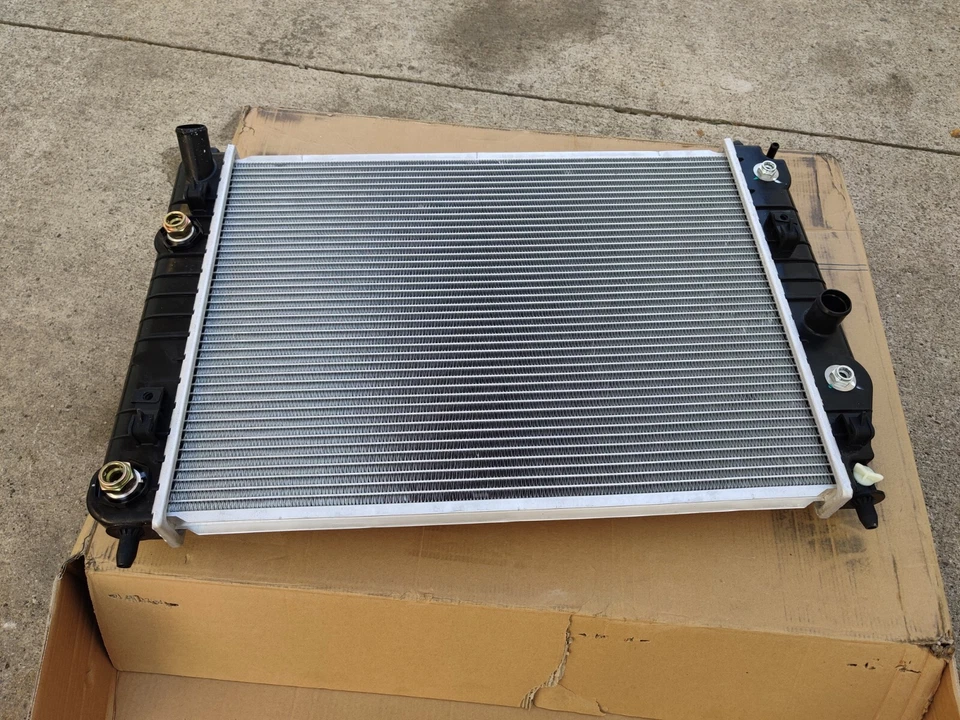 Chevrolet Corvette Z51 2005 2006 2007 solo radiador de transmisión manual  Foto 2 de 4