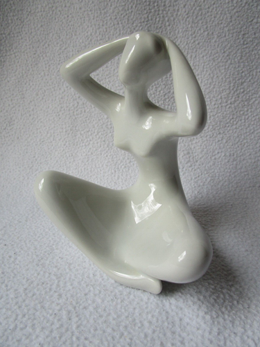 Figura de porcelana Royal Dux mujer sentada asiento de sastre comercializado 12,5x10x7,5 moderno - Imagen 2 de 8