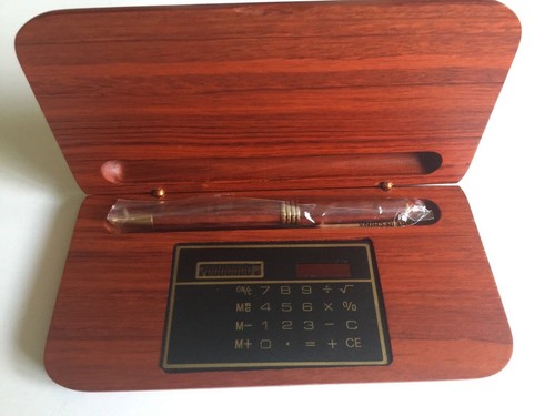 JUEGO DE BOLÍGRAFO Y CALCULADORA CAJA REGALO PALISANDRO GFWPCAL - Imagen 1 de 3