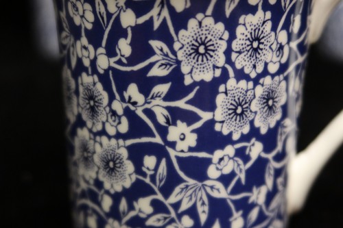 QUEEN'S VITTORIAN CALICO CHINTZ FIORI BIANCHI SU BLU COBALTO 6 TAZZE ALTEZZA 3 3/8" - Foto 5 di 7