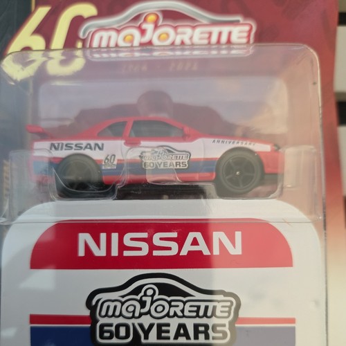 Coche de juguete modelo fundido a presión Majorette 60 años Nissan Skyline GT-R rojo/blanco 1:64 - Imagen 2 de 3