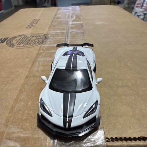 1/64 MINI GT MIJO EXCLUSIVES #677 CHEVROLET CORVETTE ZO6 ARTIC WHITE 1 OF 2640 - Picture 3 of 12