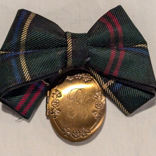 Vintage Medaillon R Initiale Schleife grün kariert Tartan 60’er Brosche Anstecknadel Messing schottisch 2+”