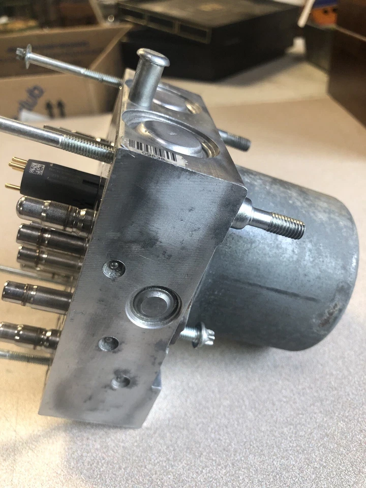 Nissan Cube 2011, bomba y bloque de freno antibloqueo ABS, fabricante de equipos originales Foto 2 de 4