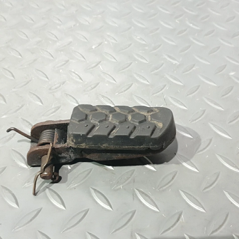 ♻️ Reposapiés delantero derecho Yamaha XT 125 X 2005 - 2012 con pasador y resorte ♻ Foto 2 de 4