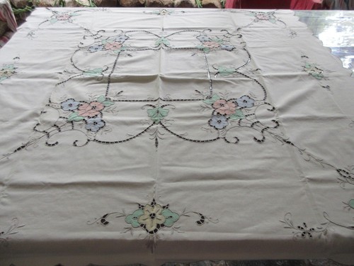 Vintage Cotton Cutwork Embroidered Tablecloth 124 x 124 cms + 6 Napkins - Picture 16 of 20