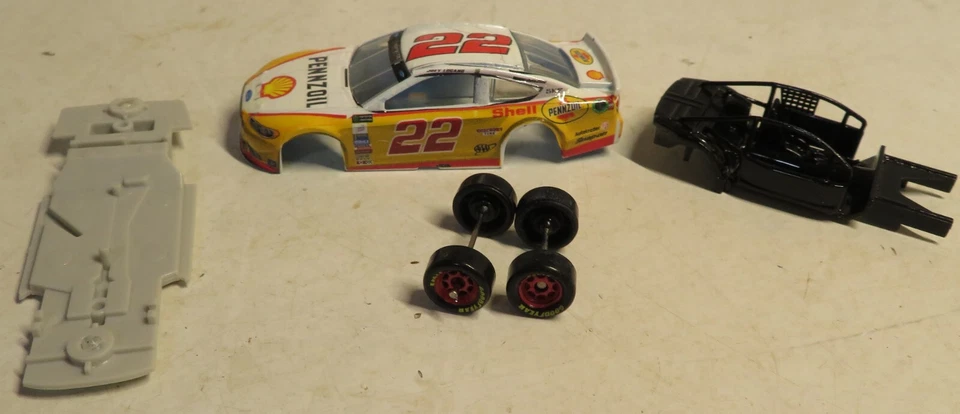 2017 #22 Joey Logano Shell Darlington Throwback 1/64 Lionel NASCAR Diecast BROKE Foto 2 de 4