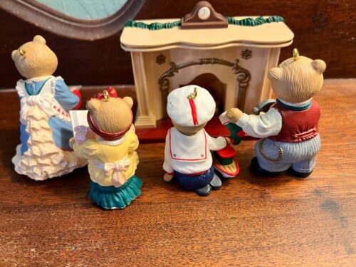 VINTAGE HALLMARK KEEPSAKE ORNAMENT SET, 1993 4 BEARINGER BEARS W FIREPLACE - Picture 5 of 6