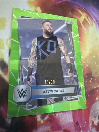 2025 Topps Chrome WWE Kevin Owens rifrattore verde #’d 11/99 - Foto 2 di 3