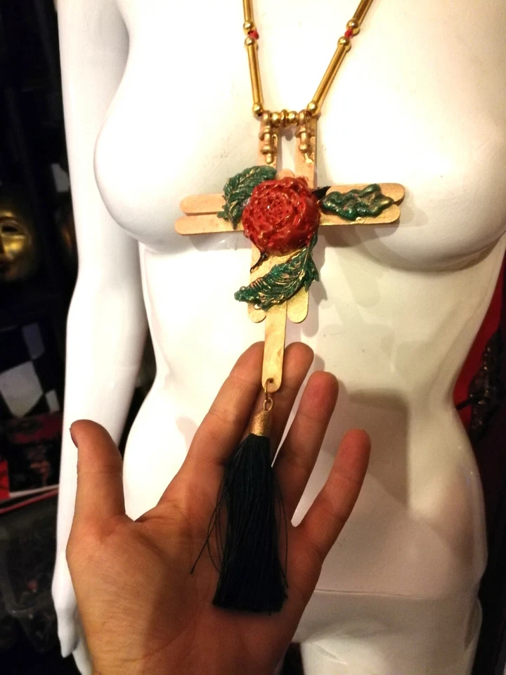 Colgante Talismán Madera Cruz Wicca Amuleto Rito Mágico Brujería Rosa Rosacruz Foto 3 de 4