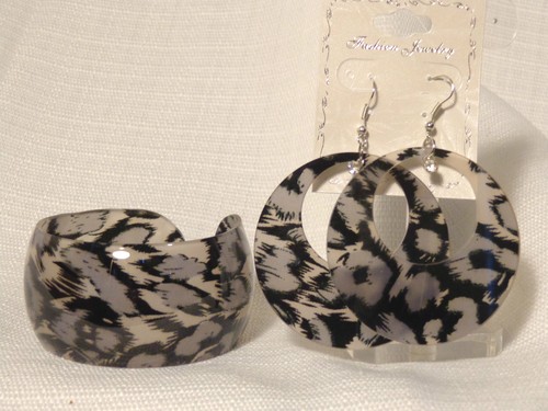 ANIMAL PRINT BANGLE CUFF AND EARRING SETS ASSORTED COLORS ZEBRA OR LEOPARD PRINT - Picture 16 of 16
