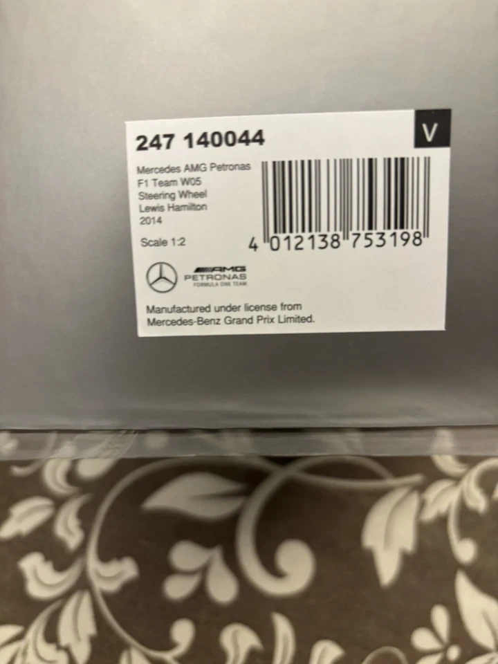 Volante Minichamps 1/2 Mercedes AMG Petronas F1 Team W05 L. Hamilton 2014 - Immagine 2 di 3
