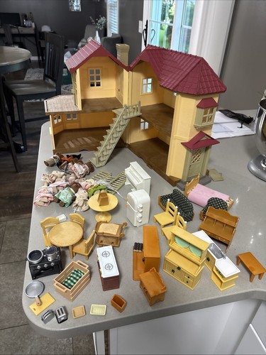 Sylvanian Families Calico Critters rotes Dach Landhaus Posten Möbel