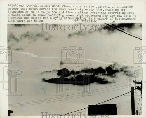 1966 Press Photo Flaming meteor sweeps across sky above Quincy, Massachusetts