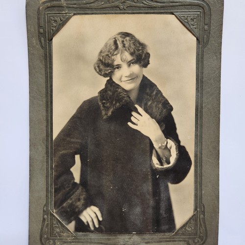 Antique Cabinet Card Photo 1900s Woman Fur Coat Black White Portrait - Bild 2 von 10
