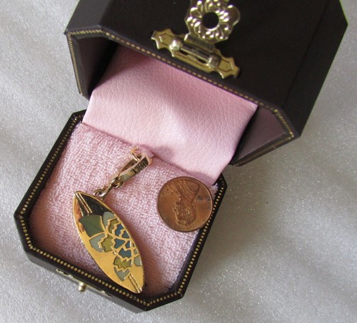 Juicy Couture Charm Hawaiano Floral Vintage Tabla de Surf Tono Dorado Nueva Caja Etiquetada - Imagen 5 de 12