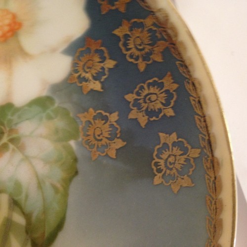 ❤PLACA COLECCIONABLE DE PORCELANA ANTIGUA 63⁄8"" c1910? FLORES ALEMANIA ORO DORADO RECORTE❤ - Imagen 3 de 6