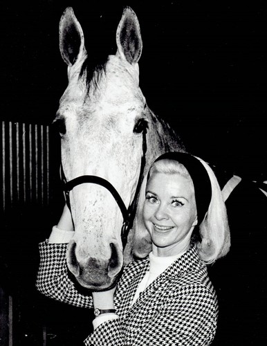 1968 Vintage Photo Figure Skating Champ Barbara Ann Scott poses with mare horse - Picture 1 of 2