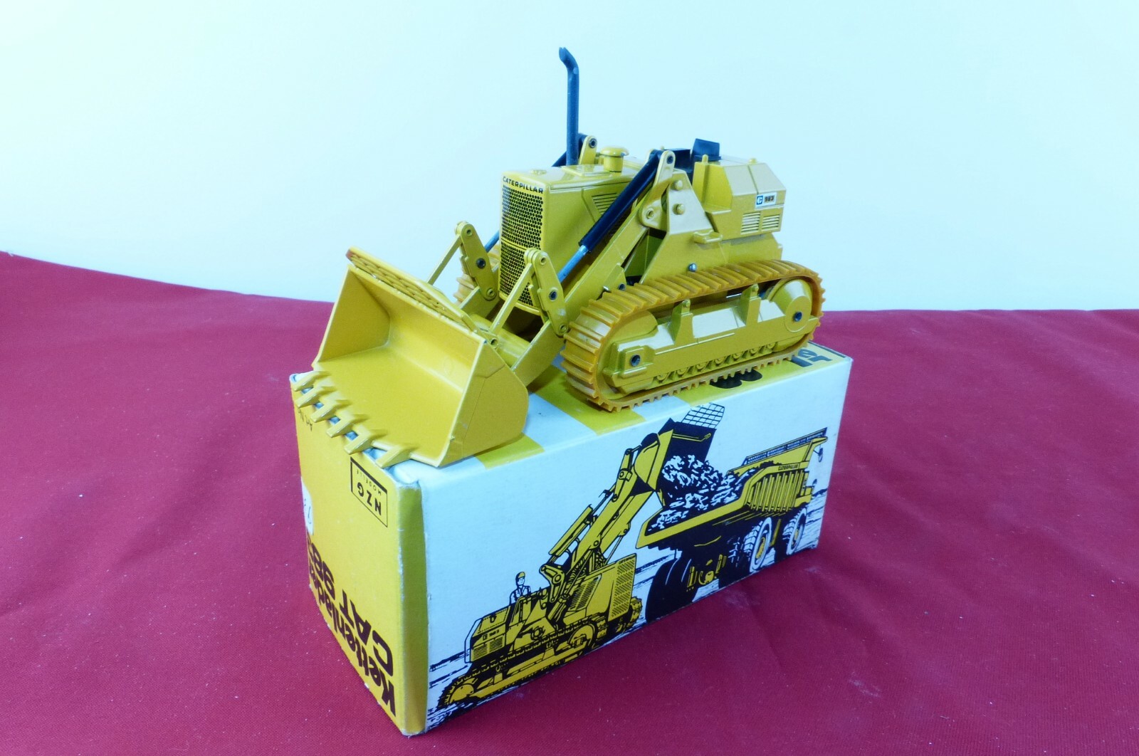 NZG No 140 is the sought after Modellll of the Cat 983 tracked shovel ex shop stock NZG No 140 is the sought after Modellll of the Cat 983 tracked shovel ex shop stock