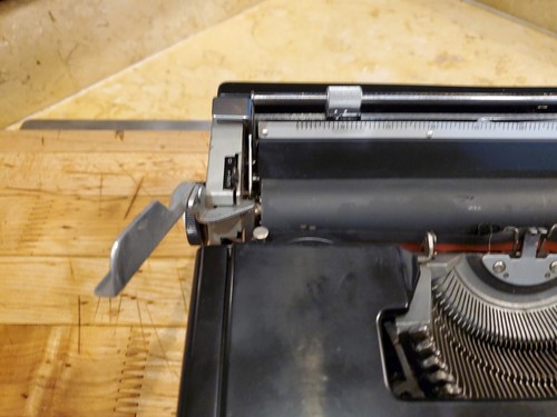 1-RARE-UNDERWOOD 320-OLIVETTI-PORTABLE TYPEWRITER -WORKING-NICE! - Picture 2 of 7