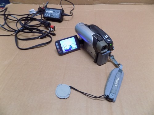 Sony Digital Video Disc Camcorder DCR-DVD92E mit Ladegerät
