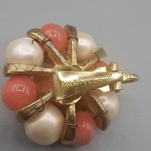 Pendientes de clip Marvella de colección imitación perla rosa rayas racimo de flores con cuentas - Imagen 5 de 7