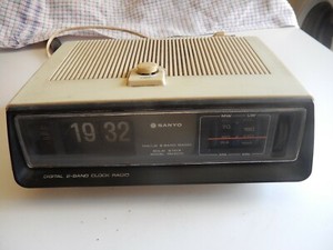 Détails sur radio réveil vintage SANYO RM 2010 fonctionne très bon état Détails sur radio réveil vintage SANYO RM 2010 fonctionne très bon état