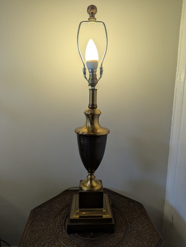 Lámpara de mesa grande vintage de latón con base de diseño de urna griega MCM  - Imagen 1 de 24