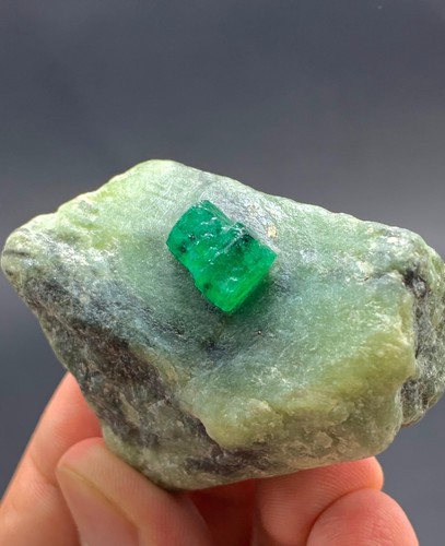 Cristal esmeralda verde vivo terminado con pirita combinada - Imagen 5 de 10