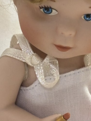 Bambola vintage in porcellana MBI 5" con puff di polvere e rossetto - Foto 4 di 8