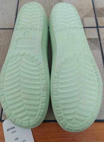 NEW WITH TAGS Crocs Prima Celery Green Slip On Beach Shoes W6 - UK Size 4 - Imagen 5 de 9