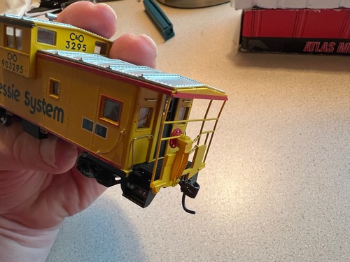 HO ATLAS 1907 EXTENDED VISION CABOOSE CHESSIE SYSTEM CHESAPEAKE & OHIO RTR KDs - Picture 11 of 14