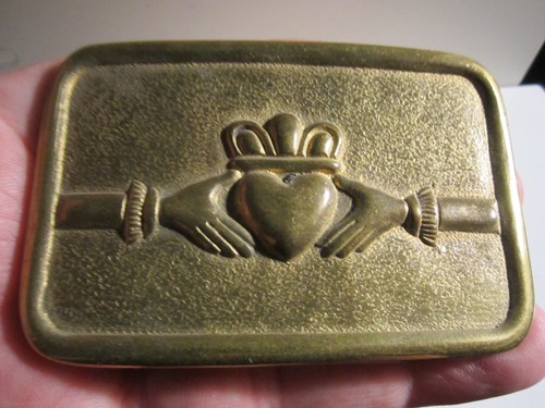 DE COLECCIÓN HEBILLA DE CINTURÓN DE LATÓN IRLANDÉS SOSTENIENDO CORAZÓN ESCENA TEMA LATÓN MACIZO - GW-26 - Imagen 1 de 4