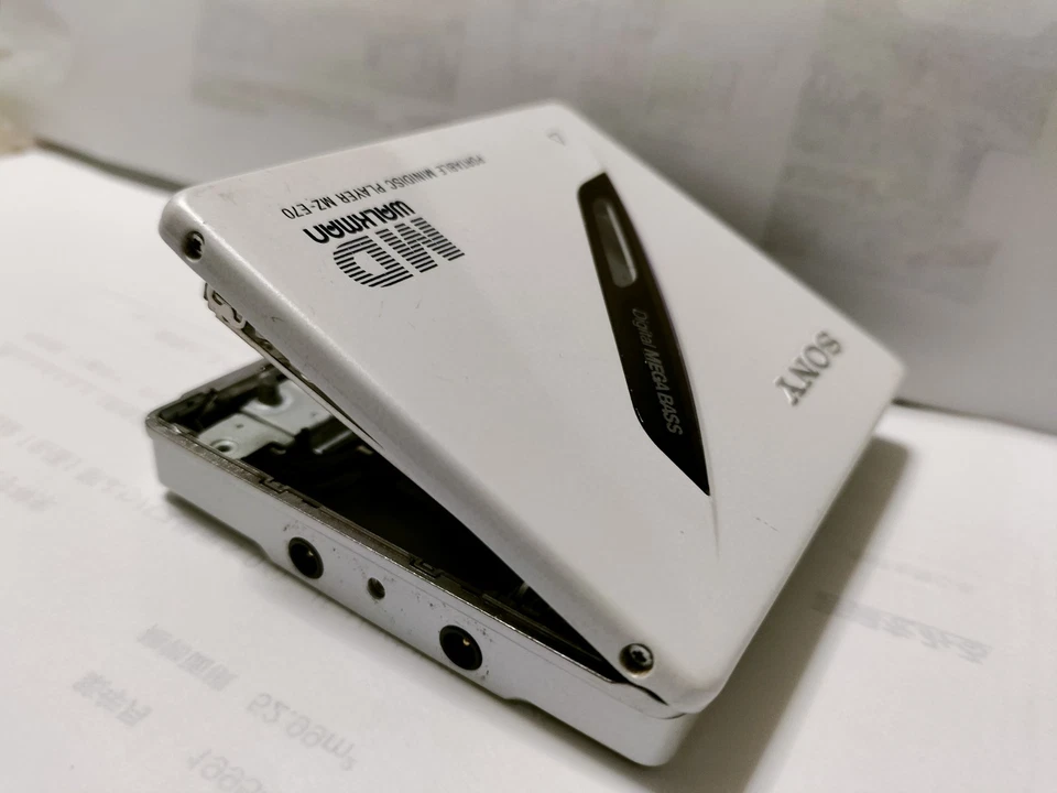 Sony portable MD player MZ-E70 Walkman ln good condition beautiful whit - Image 3 of 4
