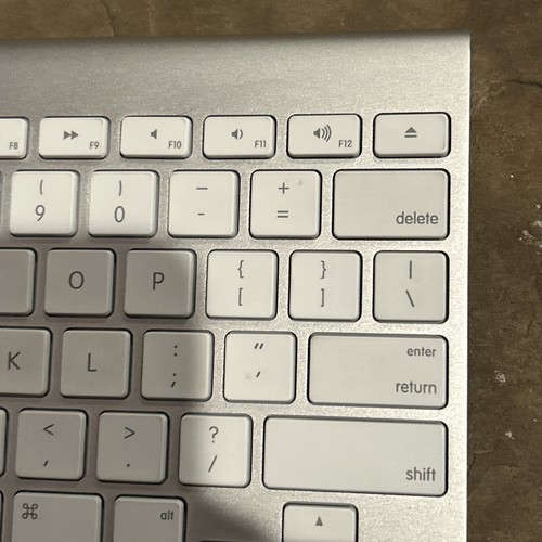 Apple A1314 Wireless Keyboard White Keys Aluminum Metal Base 11" Uses AA Battery - Picture 2 of 5