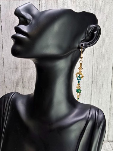 Pendientes colgantes artesanales enchapados en oro de 18k con cuentas de vidrio y esmeralda natural - Imagen 3 de 9